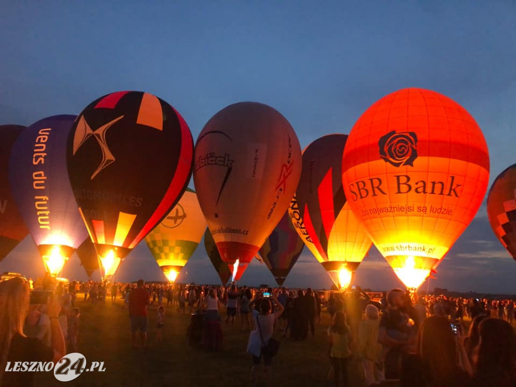 Nocny pokaz balonów na lotnisku w Lesznie
