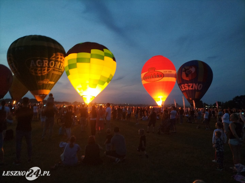 Nocny pokaz balonów na lotnisku w Lesznie