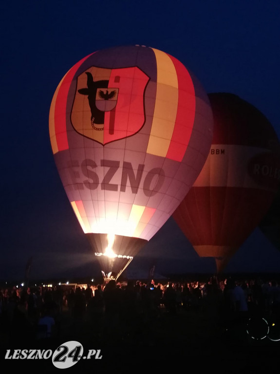 Nocny pokaz balonów na lotnisku w Lesznie