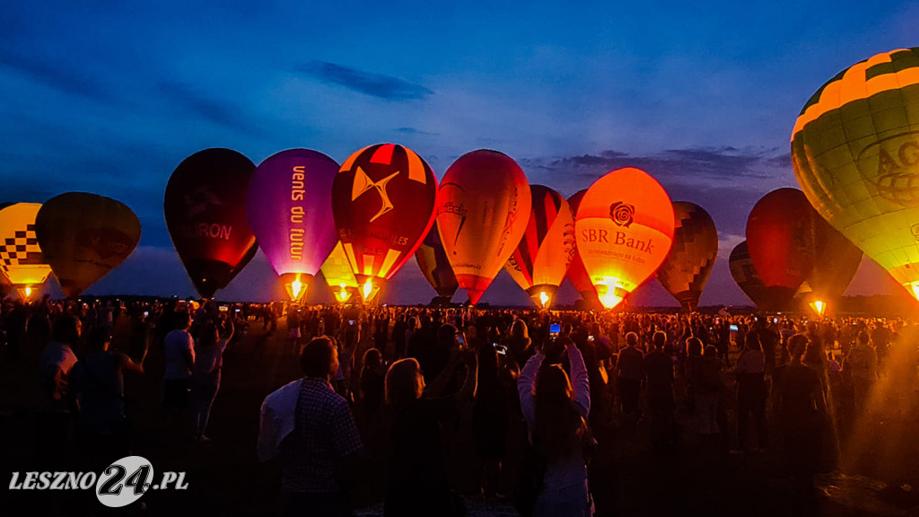 Nocny pokaz balonów na lotnisku w Lesznie