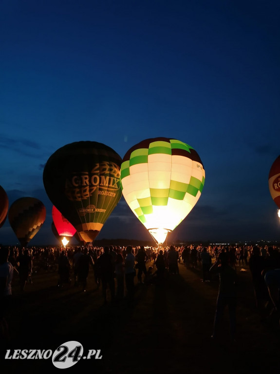 Nocny pokaz balonów na lotnisku w Lesznie