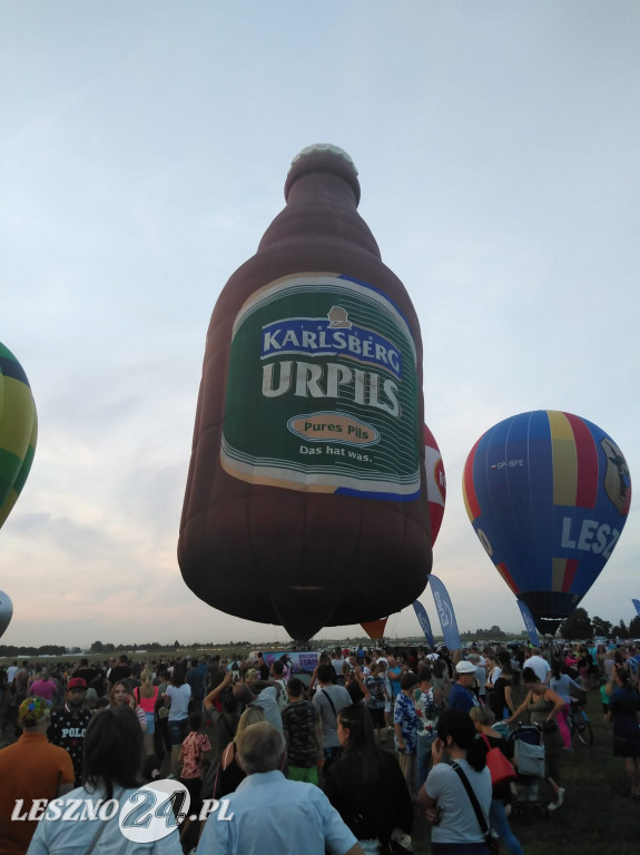 Nocny pokaz balonów na lotnisku w Lesznie