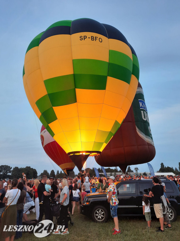 Nocny pokaz balonów na lotnisku w Lesznie