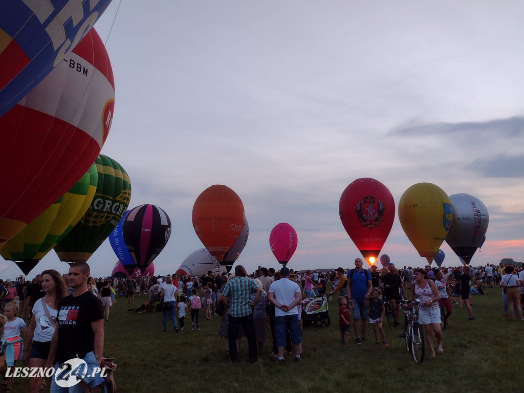 Nocny pokaz balonów na lotnisku w Lesznie