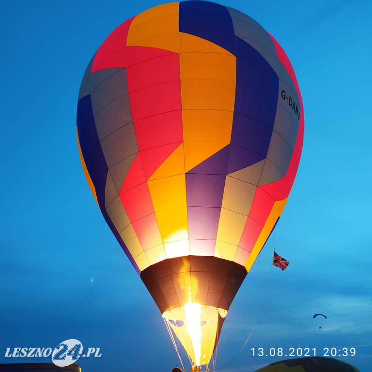 Nocny pokaz balonów na lotnisku w Lesznie