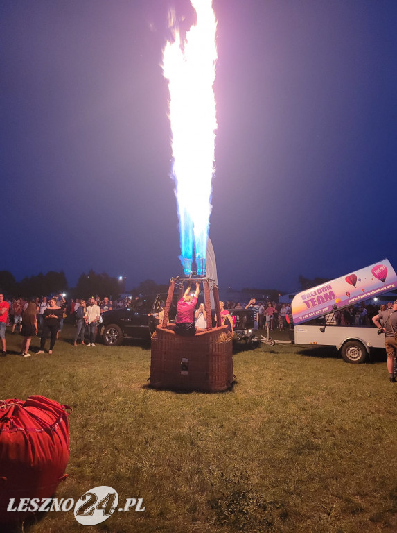 Nocny pokaz balonów na lotnisku w Lesznie