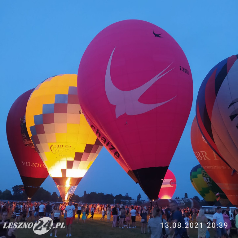 Nocny pokaz balonów na lotnisku w Lesznie