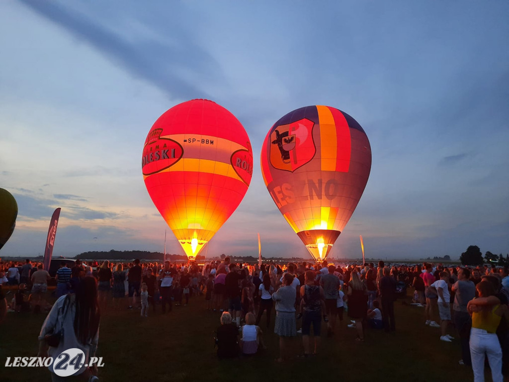 Nocny pokaz balonów na lotnisku w Lesznie