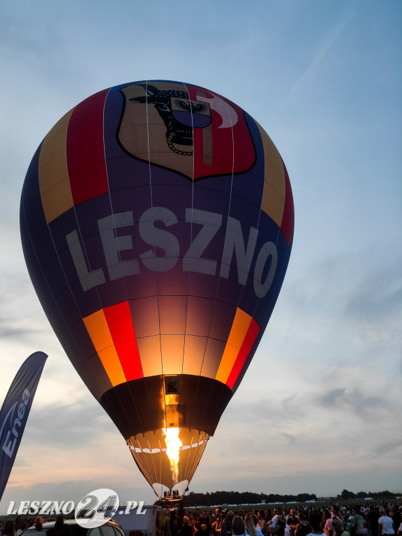 Nocny pokaz balonów na lotnisku w Lesznie
