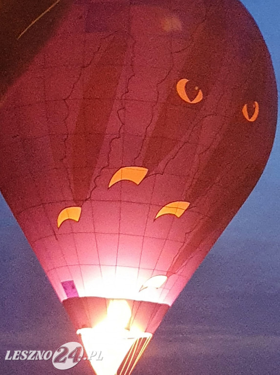 Nocny pokaz balonów na lotnisku w Lesznie