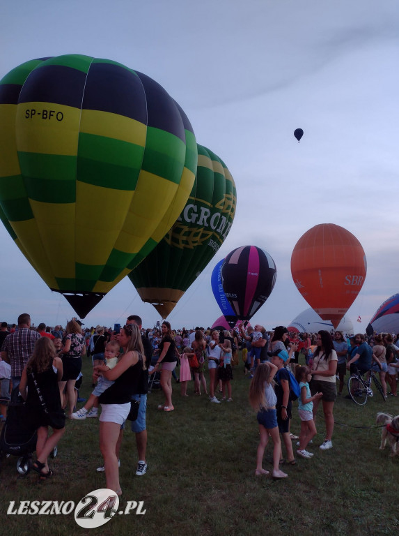 Nocny pokaz balonów na lotnisku w Lesznie