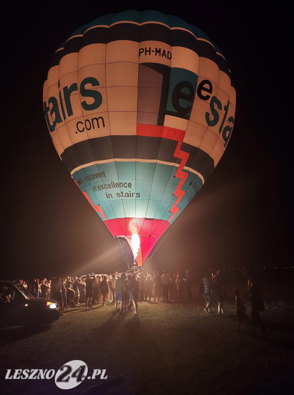 Nocny pokaz balonów na lotnisku w Lesznie