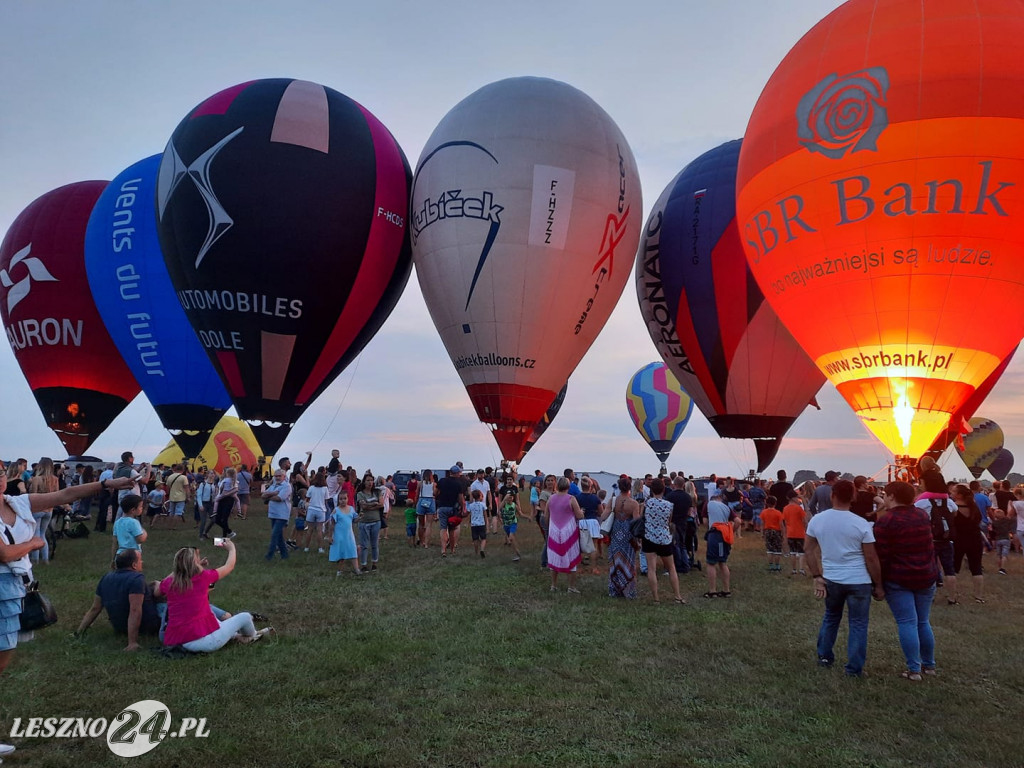 Nocny pokaz balonów na lotnisku w Lesznie