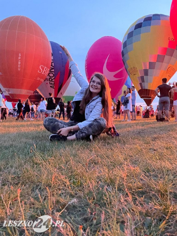 Nocny pokaz balonów na lotnisku w Lesznie