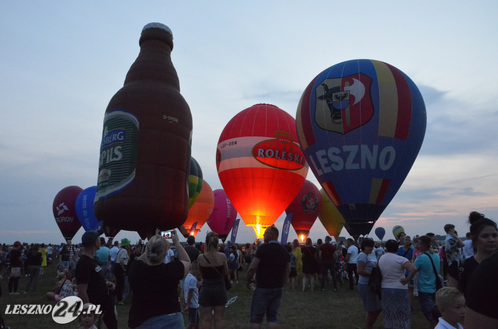 Nocny pokaz balonów na lotnisku w Lesznie