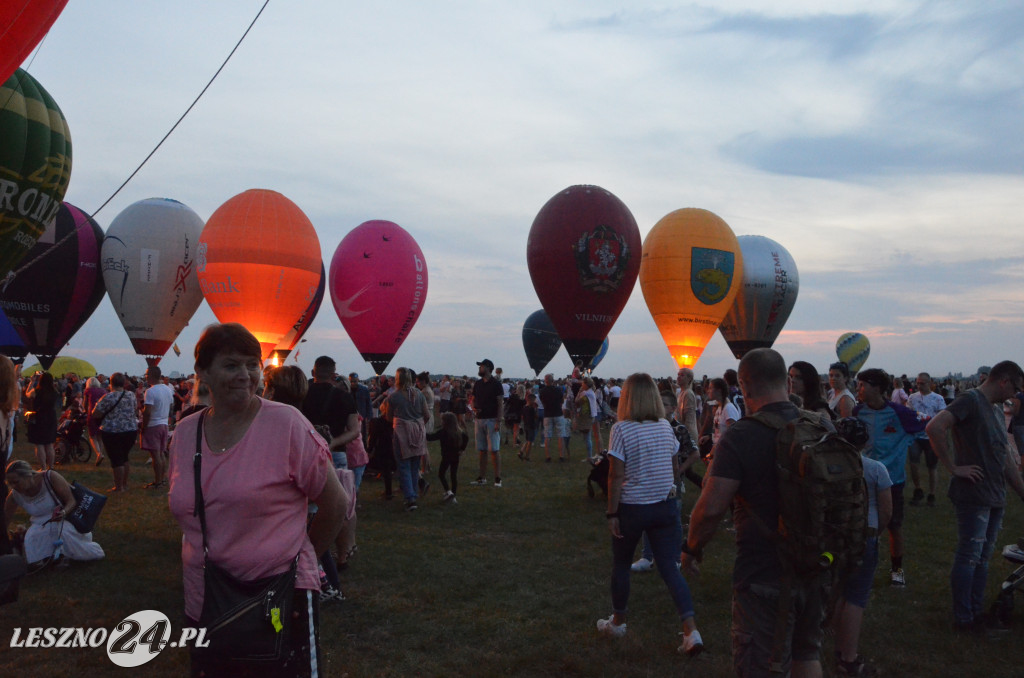 Nocny pokaz balonów na lotnisku w Lesznie