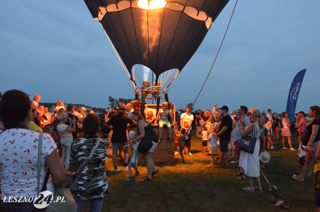 Nocny pokaz balonów na lotnisku w Lesznie