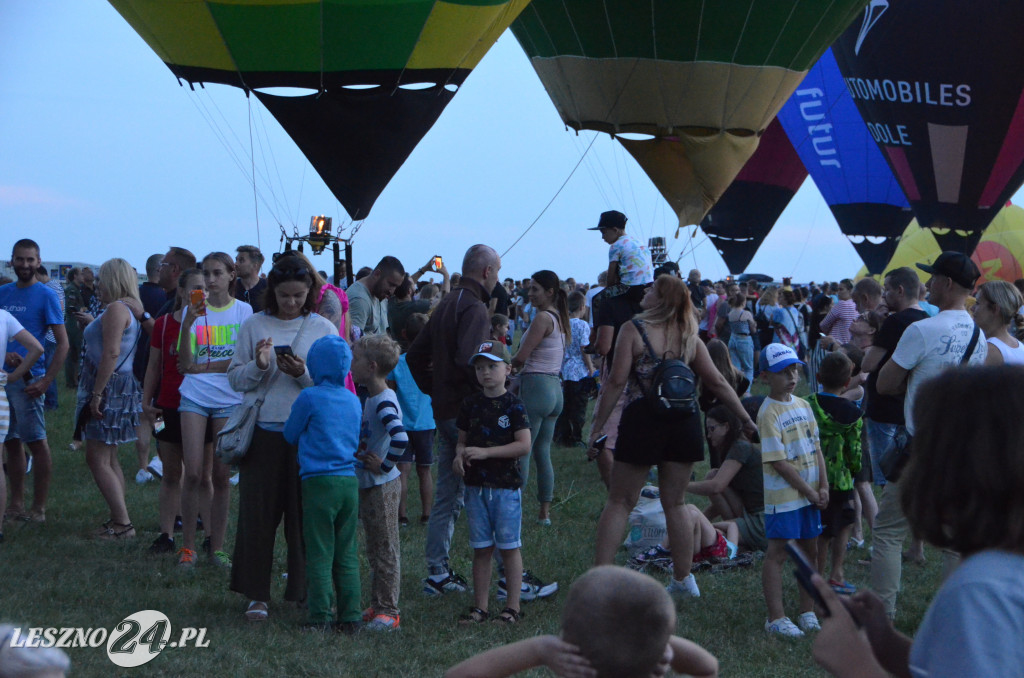 Nocny pokaz balonów na lotnisku w Lesznie