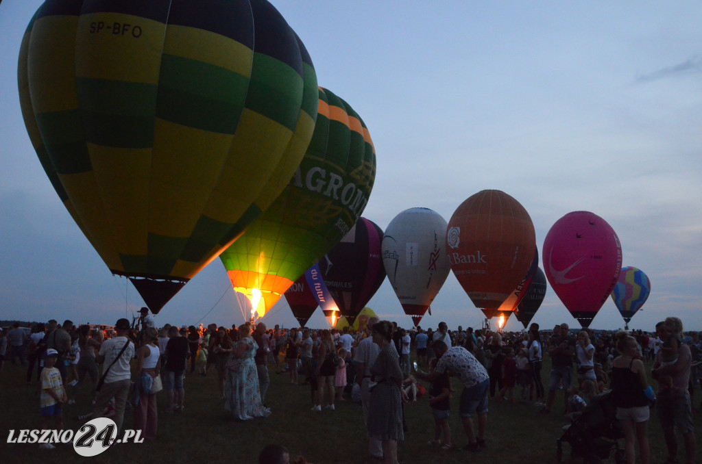 Nocny pokaz balonów na lotnisku w Lesznie