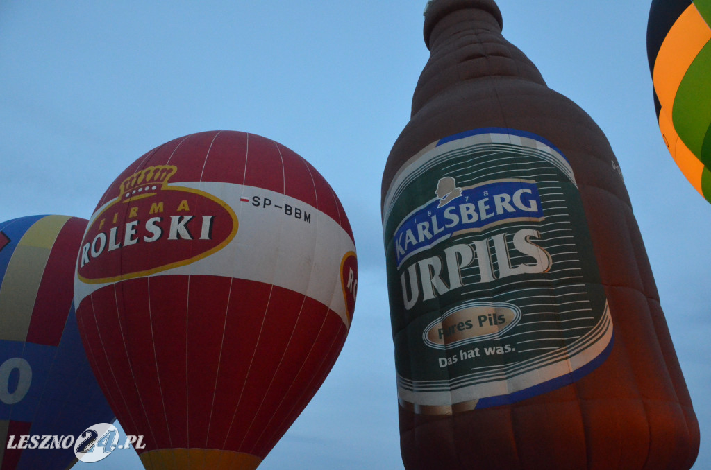 Nocny pokaz balonów na lotnisku w Lesznie