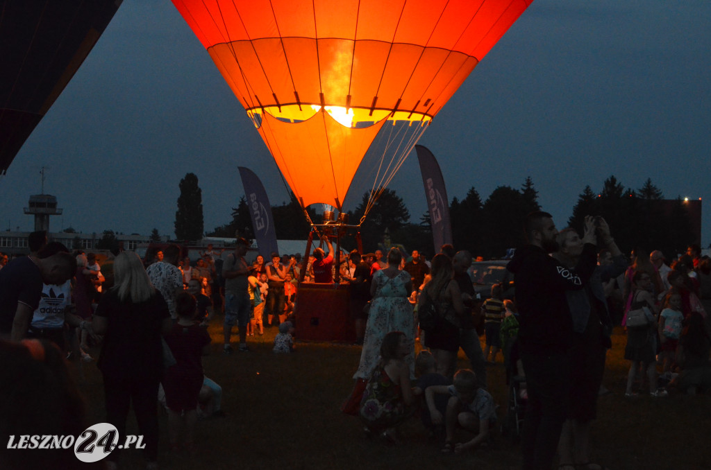 Nocny pokaz balonów na lotnisku w Lesznie