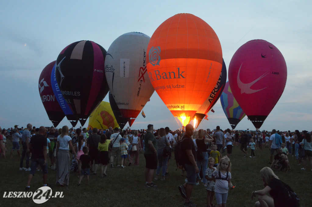 Nocny pokaz balonów na lotnisku w Lesznie