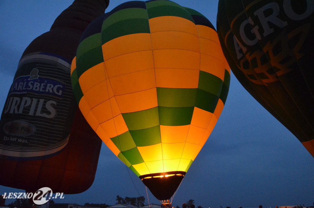 Nocny pokaz balonów na lotnisku w Lesznie