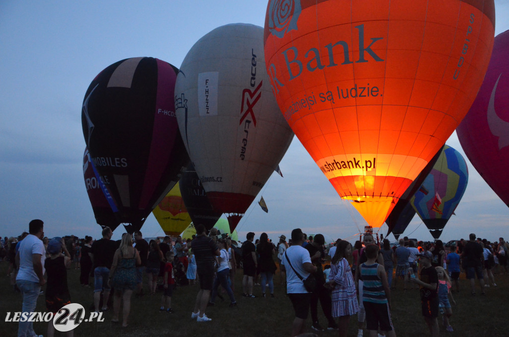 Nocny pokaz balonów na lotnisku w Lesznie