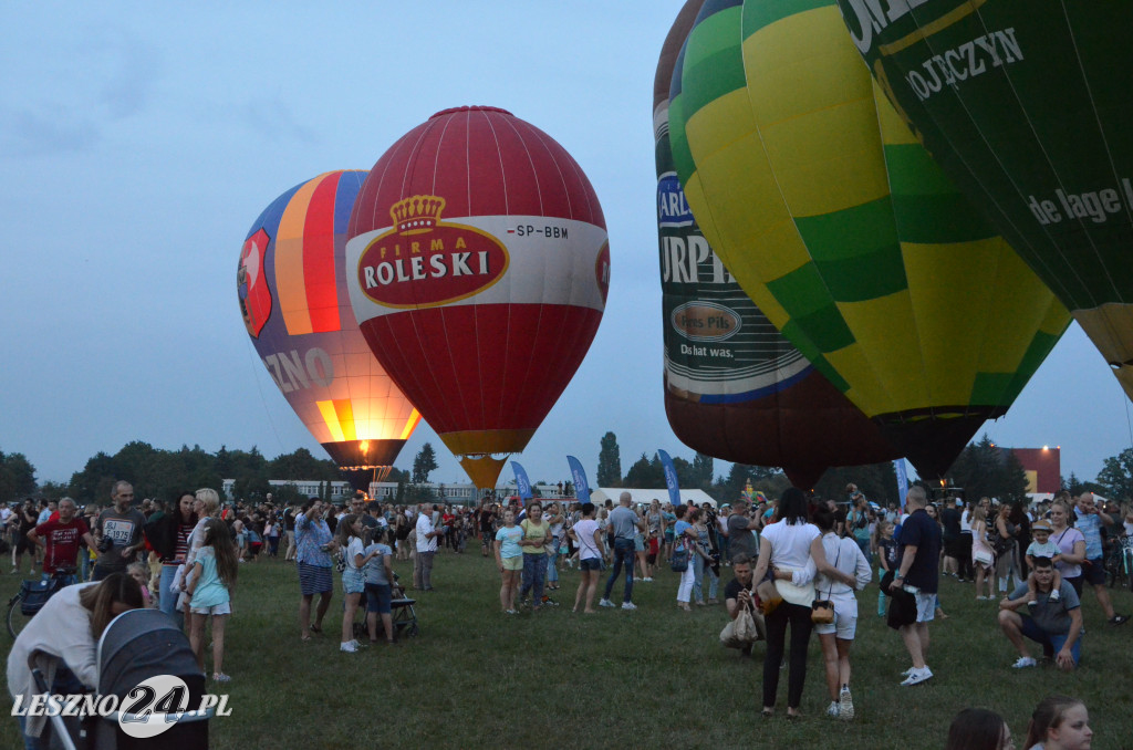 Nocny pokaz balonów na lotnisku w Lesznie