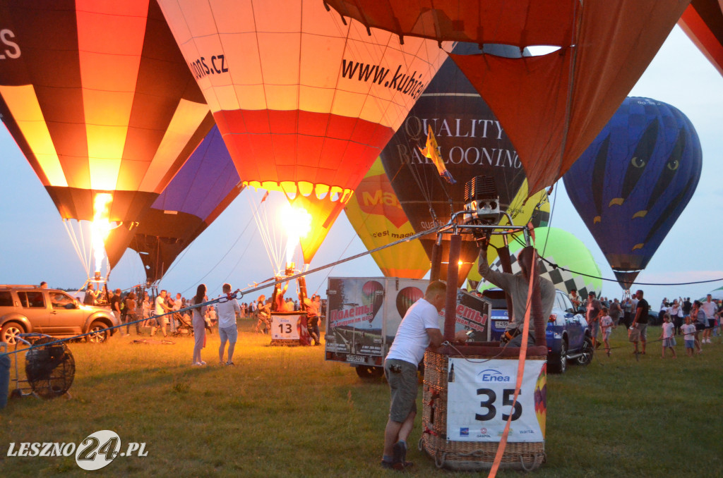 Nocny pokaz balonów na lotnisku w Lesznie