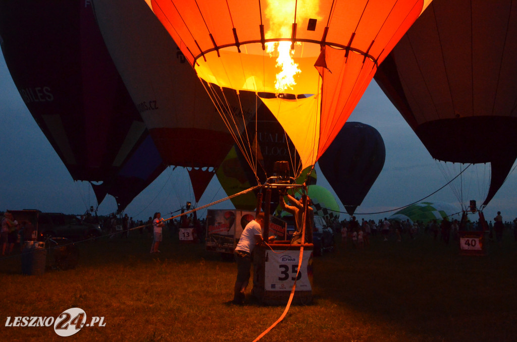 Nocny pokaz balonów na lotnisku w Lesznie