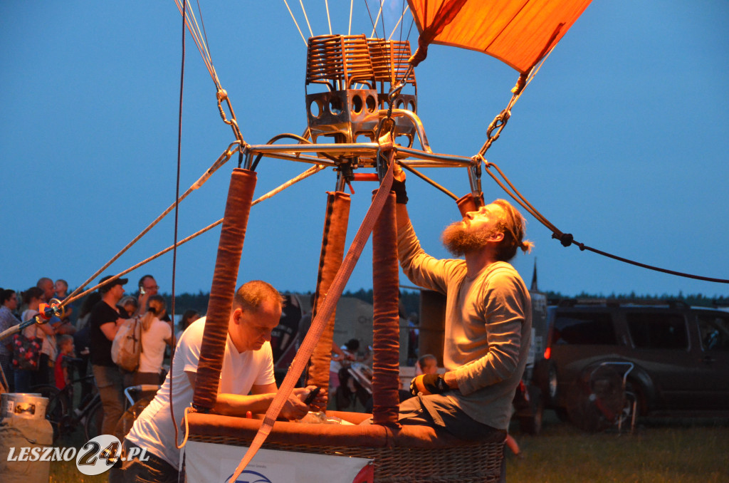 Nocny pokaz balonów na lotnisku w Lesznie