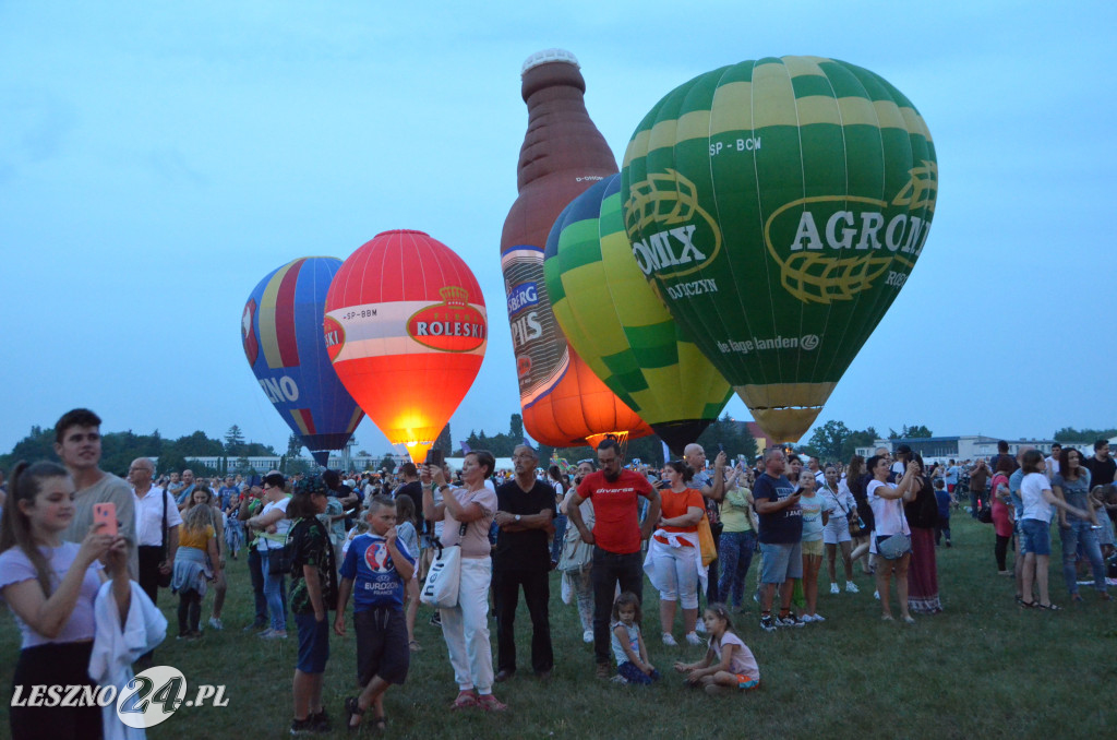 Nocny pokaz balonów na lotnisku w Lesznie