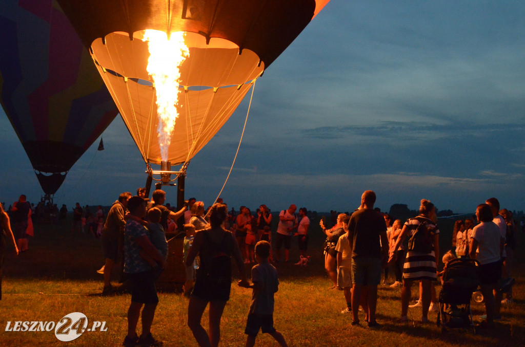 Nocny pokaz balonów na lotnisku w Lesznie