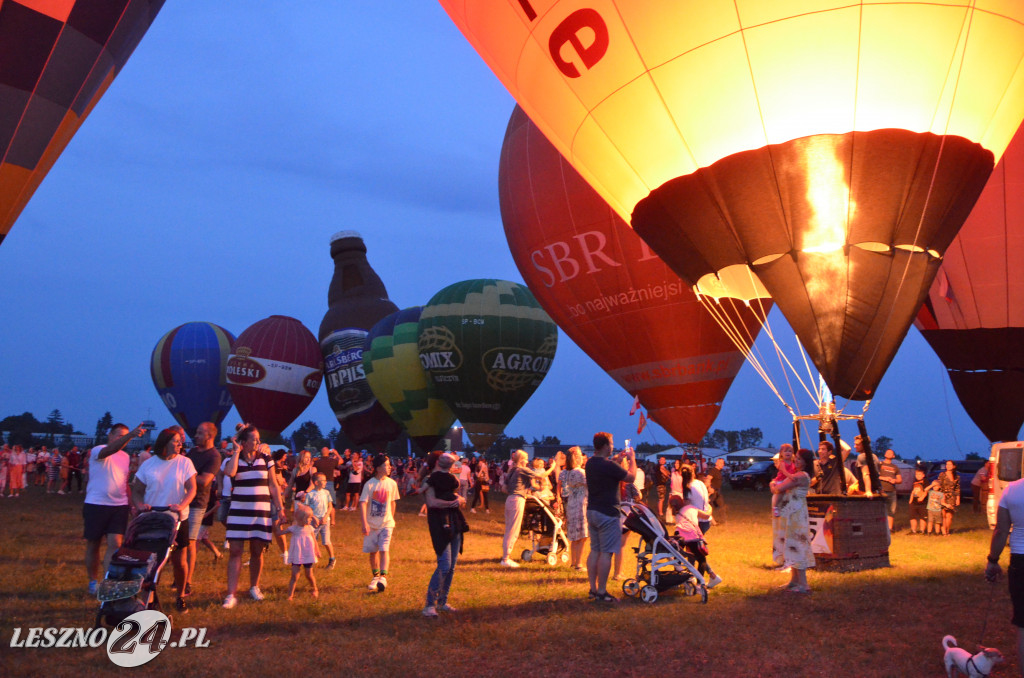 Nocny pokaz balonów na lotnisku w Lesznie