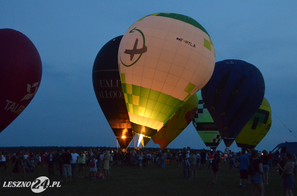 Nocny pokaz balonów na lotnisku w Lesznie