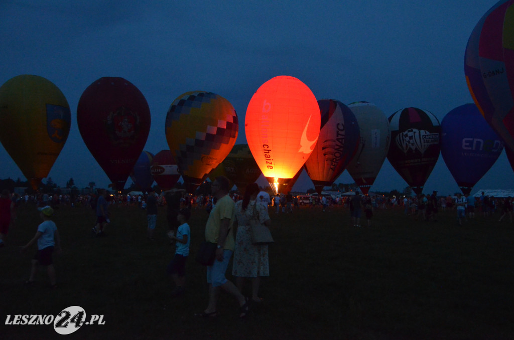 Nocny pokaz balonów na lotnisku w Lesznie