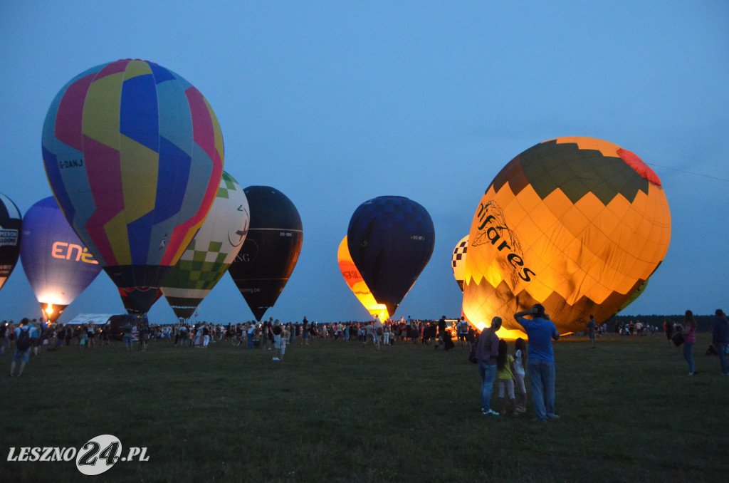 Nocny pokaz balonów na lotnisku w Lesznie
