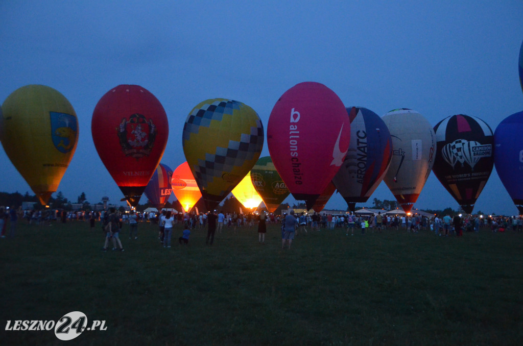 Nocny pokaz balonów na lotnisku w Lesznie