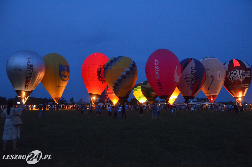 Nocny pokaz balonów na lotnisku w Lesznie