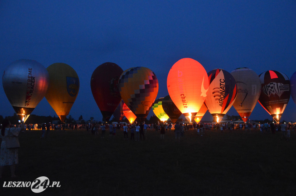 Nocny pokaz balonów na lotnisku w Lesznie