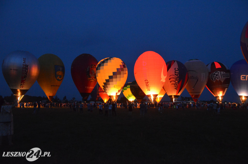 Nocny pokaz balonów na lotnisku w Lesznie