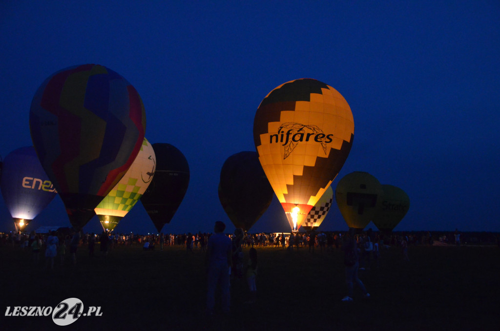 Nocny pokaz balonów na lotnisku w Lesznie