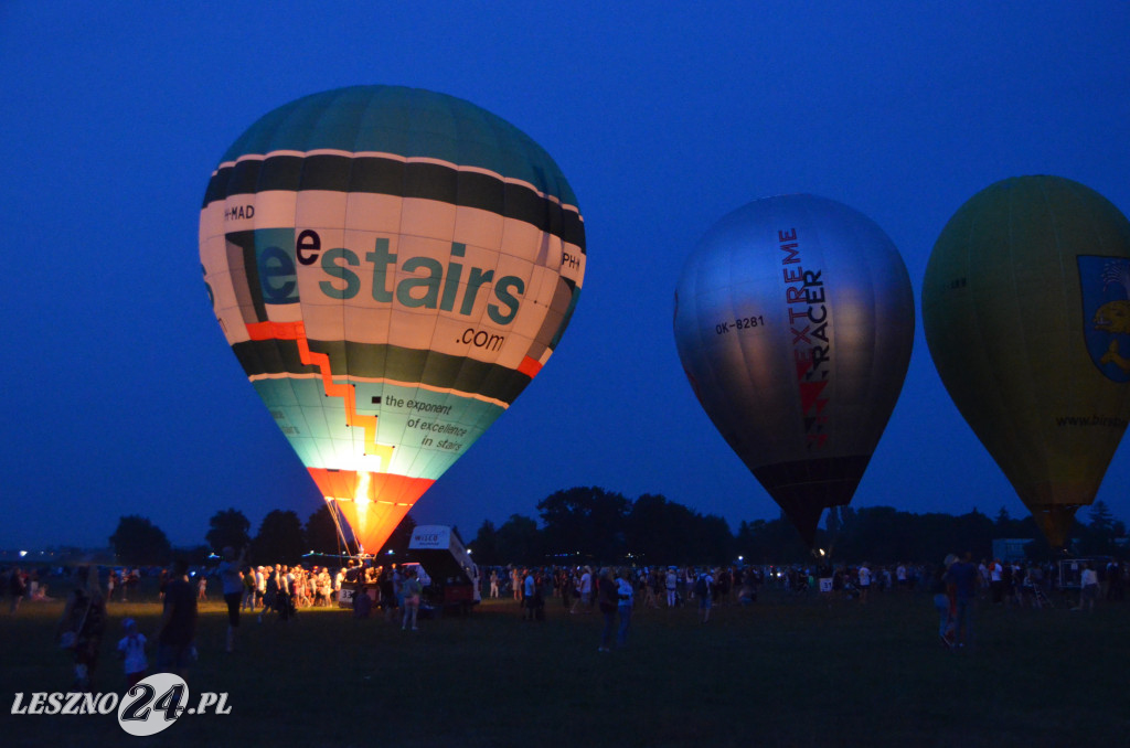 Nocny pokaz balonów na lotnisku w Lesznie