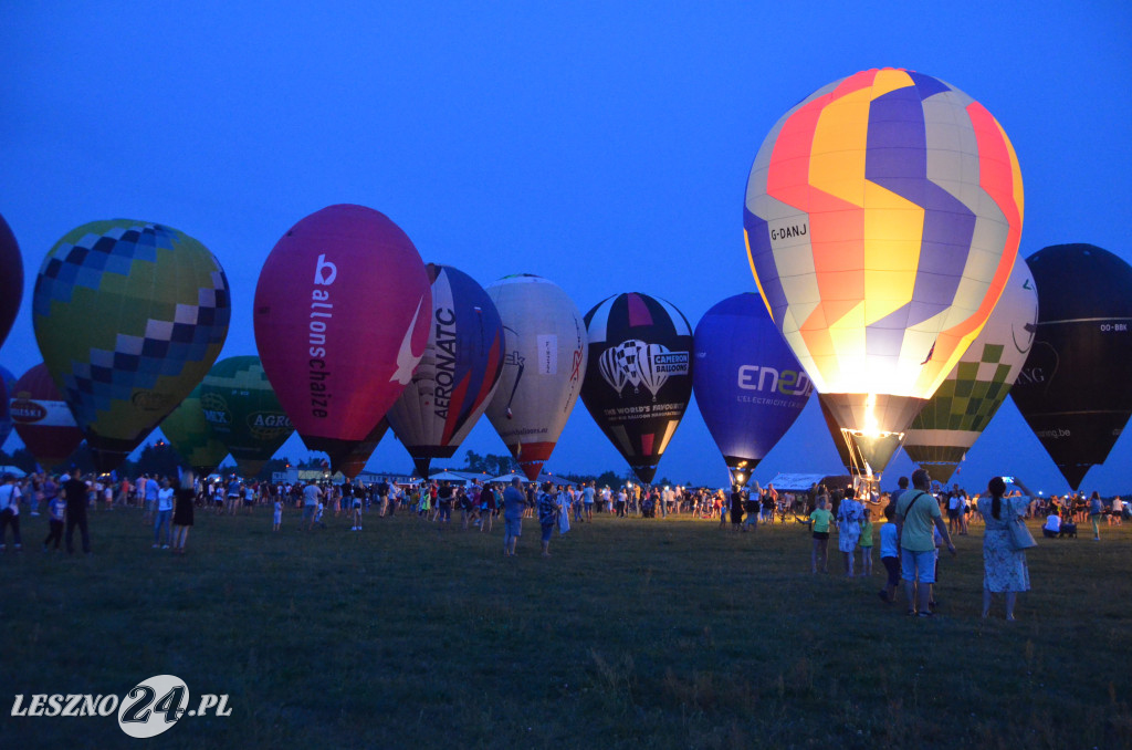 Nocny pokaz balonów na lotnisku w Lesznie