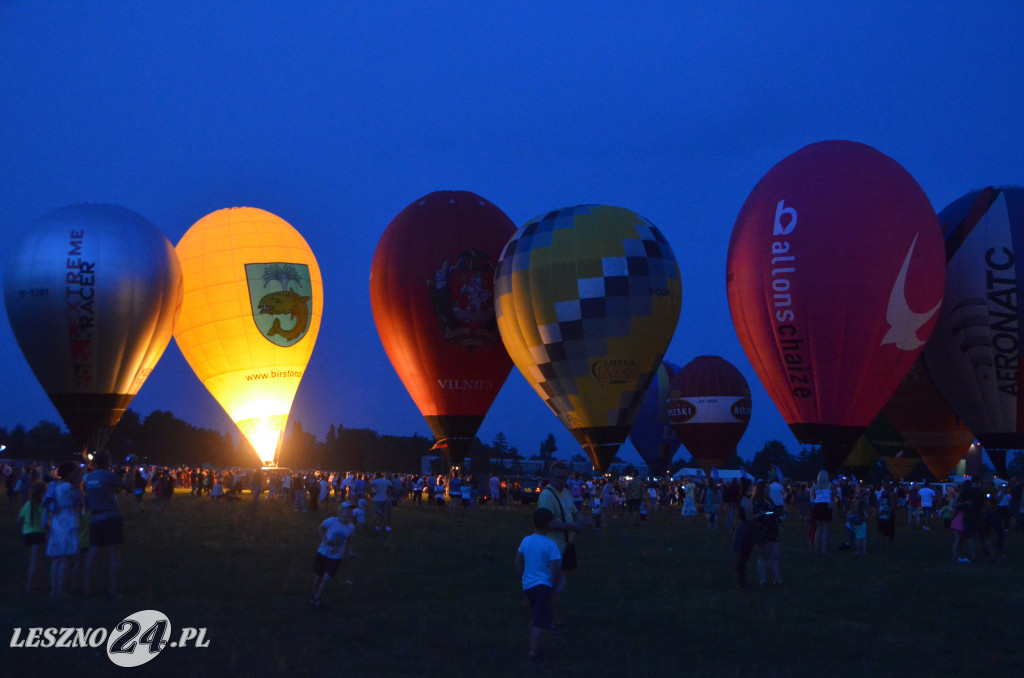 Nocny pokaz balonów na lotnisku w Lesznie