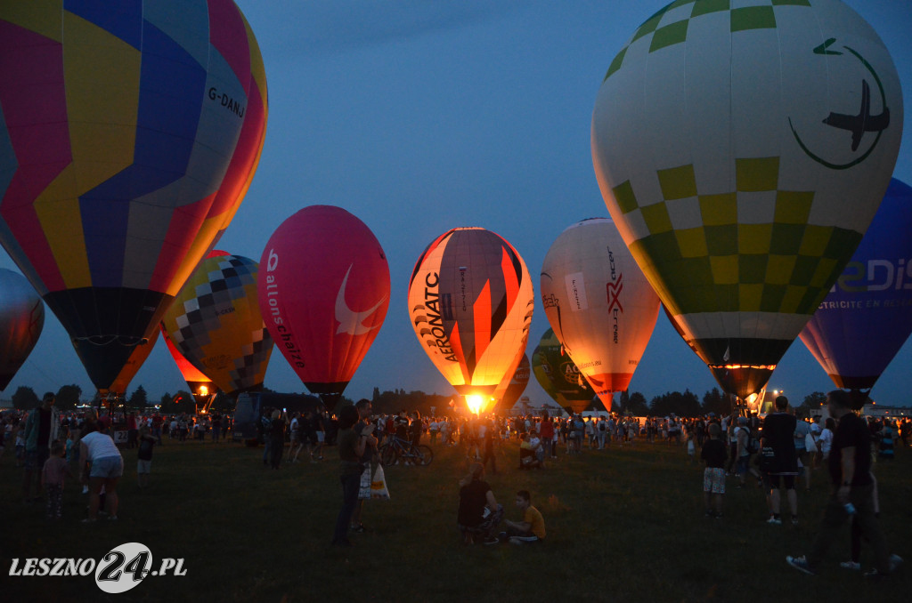 Nocny pokaz balonów na lotnisku w Lesznie