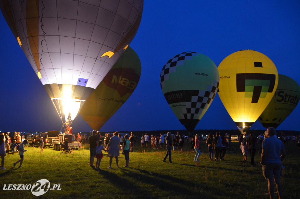 Nocny pokaz balonów na lotnisku w Lesznie
