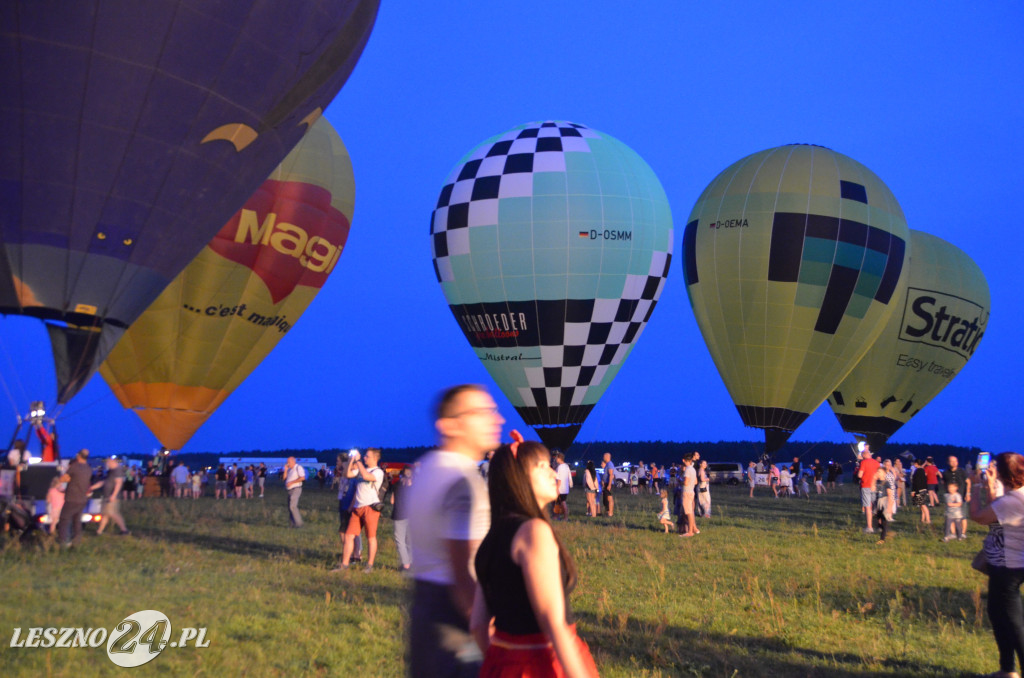 Nocny pokaz balonów na lotnisku w Lesznie