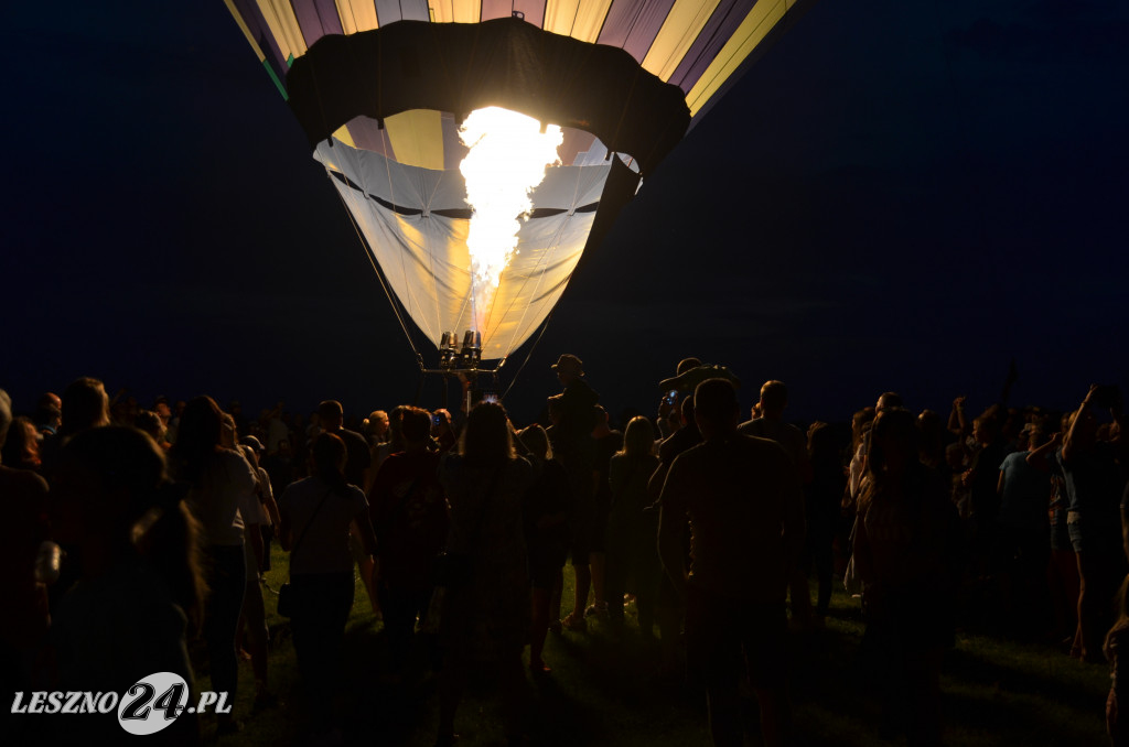 Nocny pokaz balonów na lotnisku w Lesznie